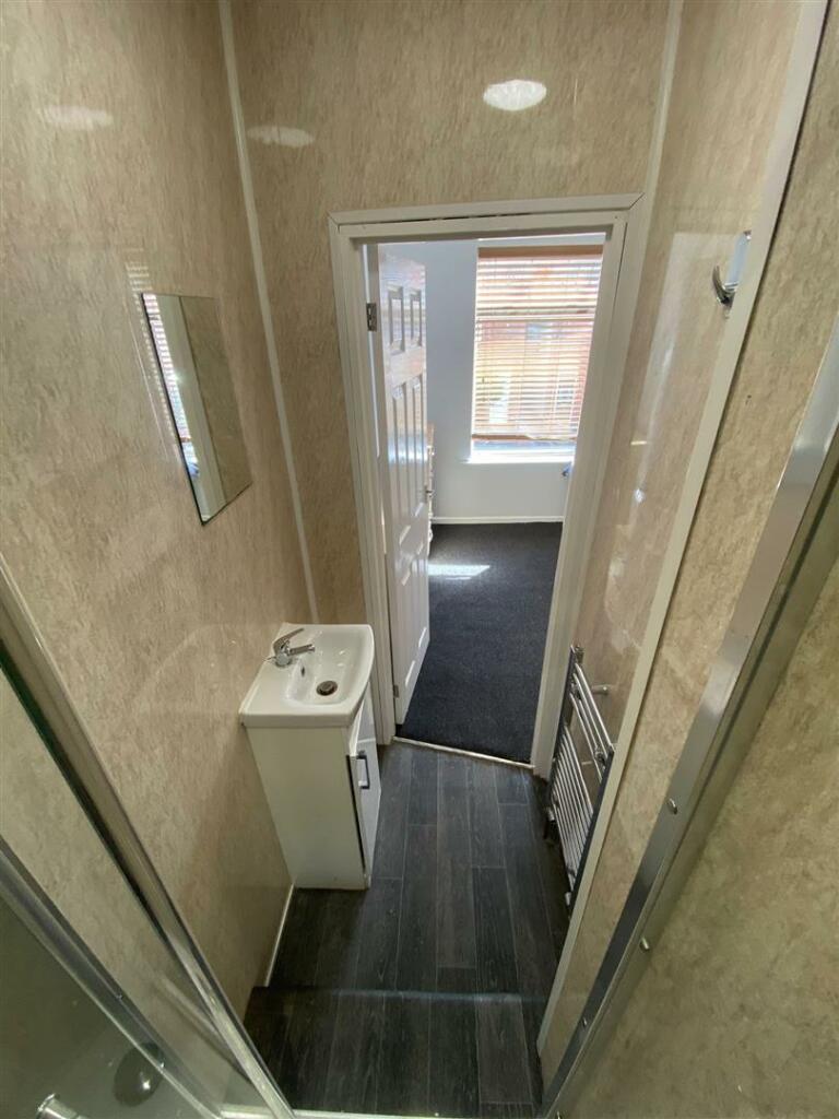 ensuite room 3 (3).JPG