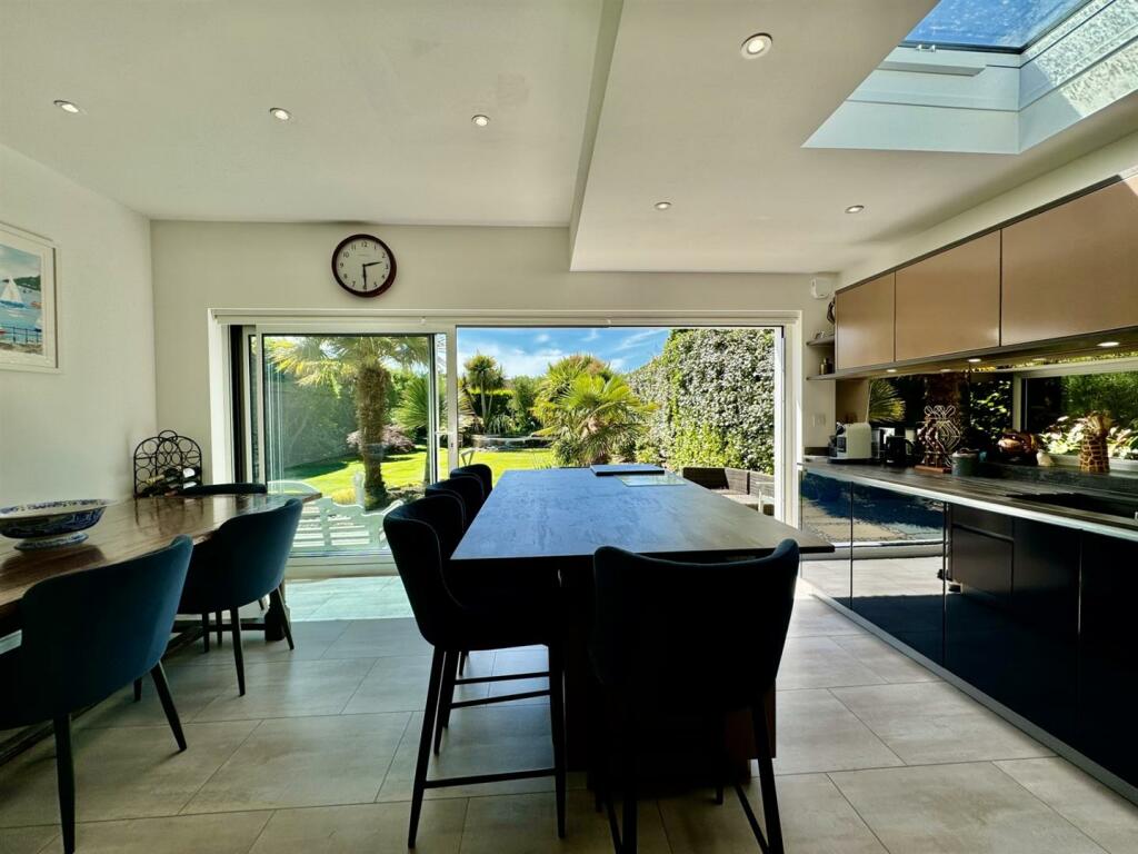 KITCHEN DINING ROOM