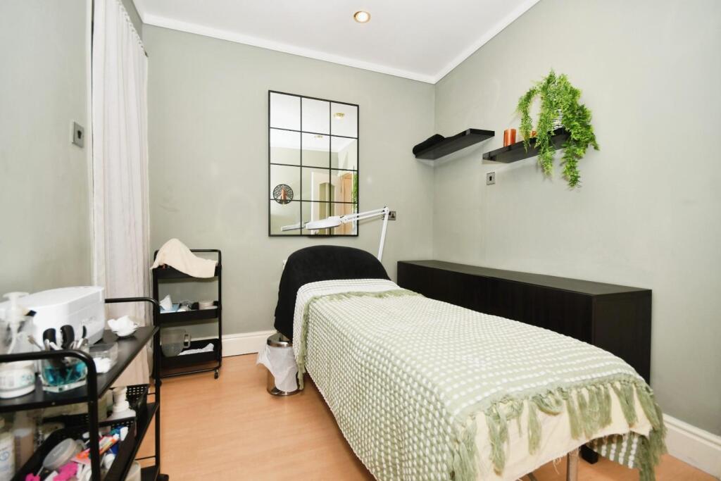 SALON - MASSAGE ROOM 01.JPG