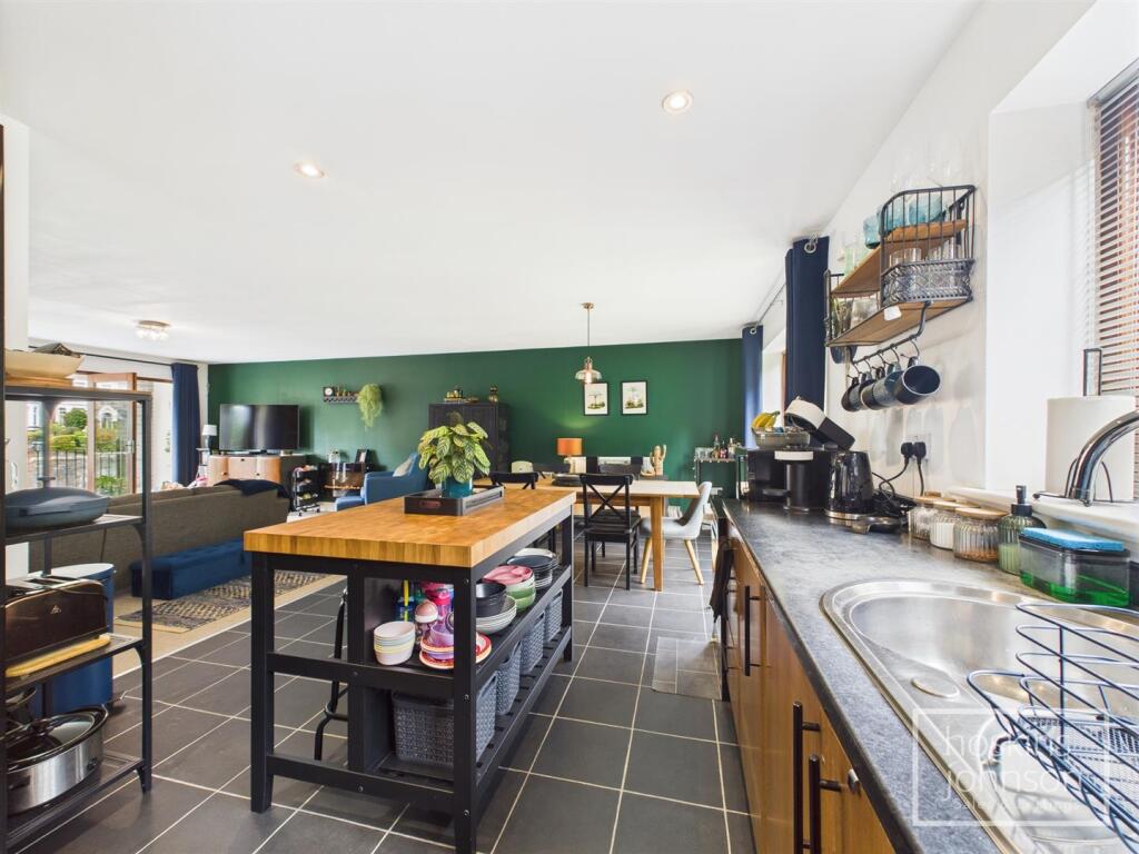 Open plan living/kitchen/diner