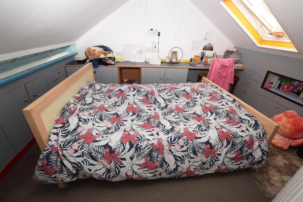 LOFT ROOM/BEDROOM/OFFICE