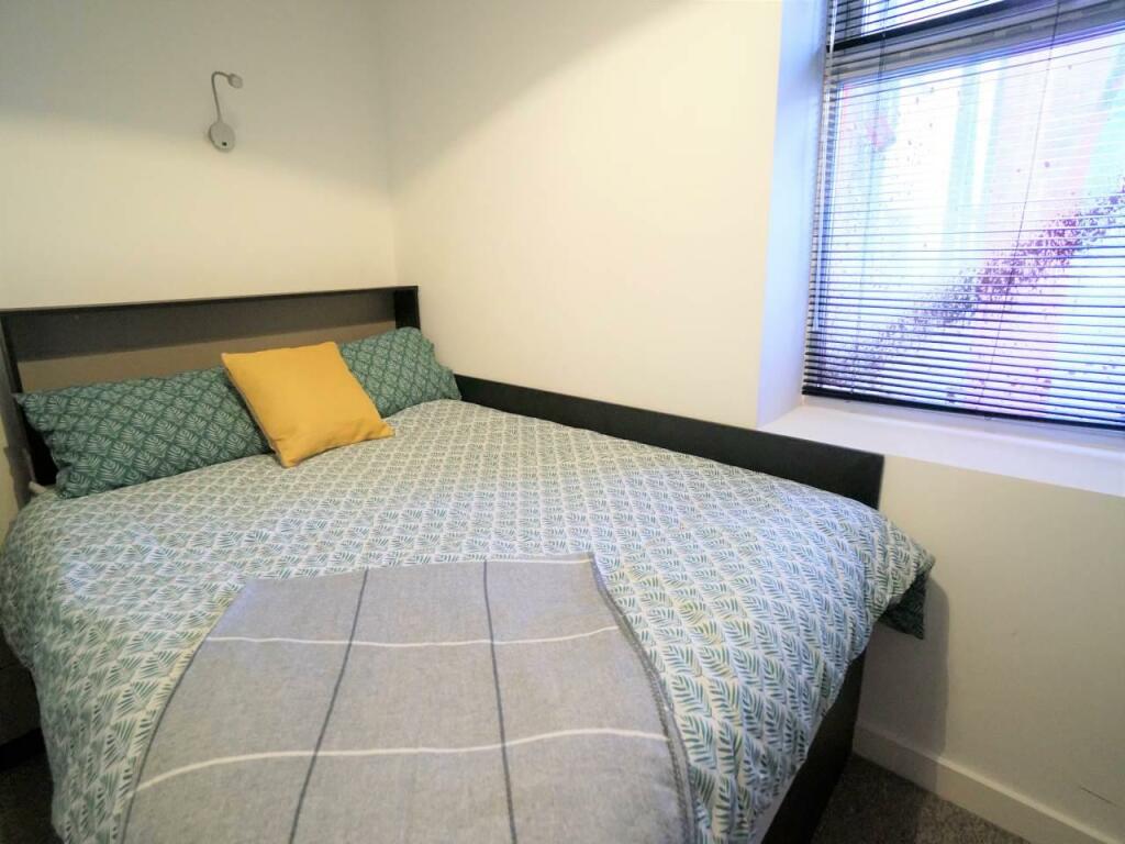 5Holyhead_bedroom1.1.JPG