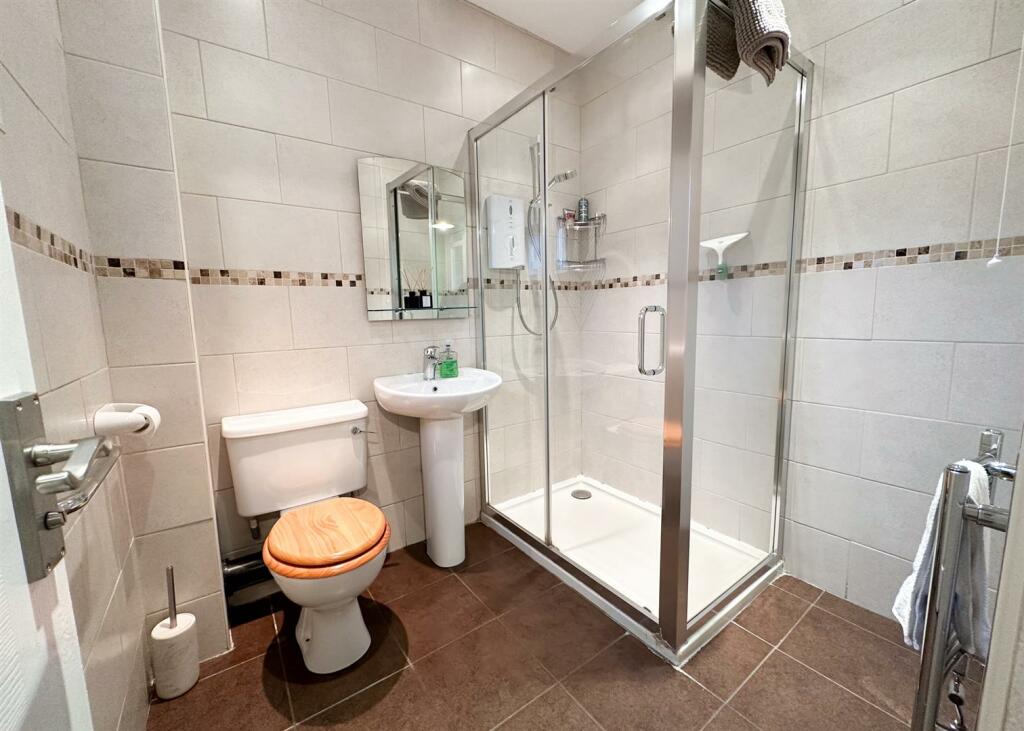 GROUND FLOOR SHOWER ROOM