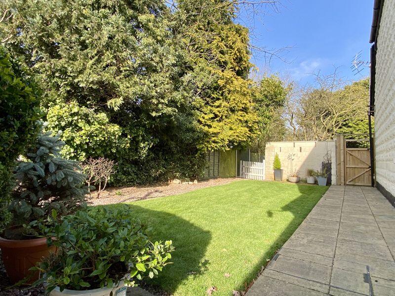 Garden to the side