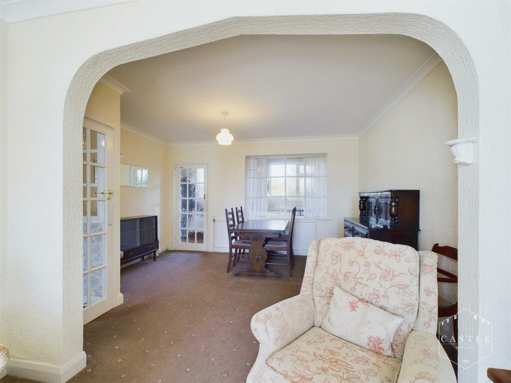 LOUNGE/DINING ROOM