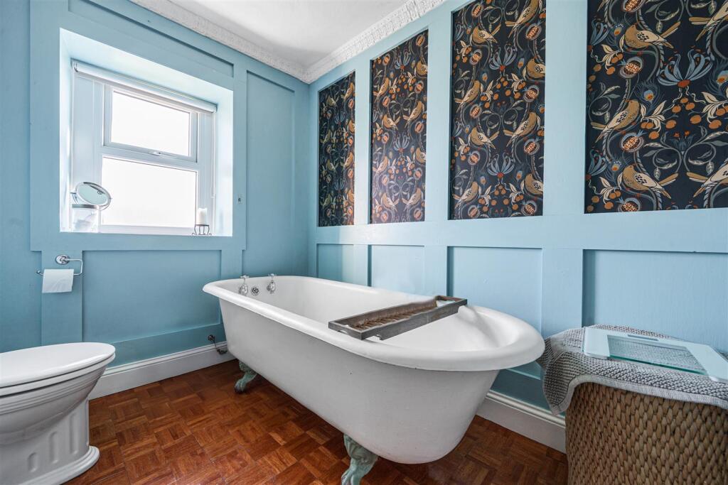 FAMILY BATHROOM