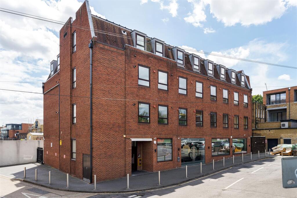 Eastwood Close, E18