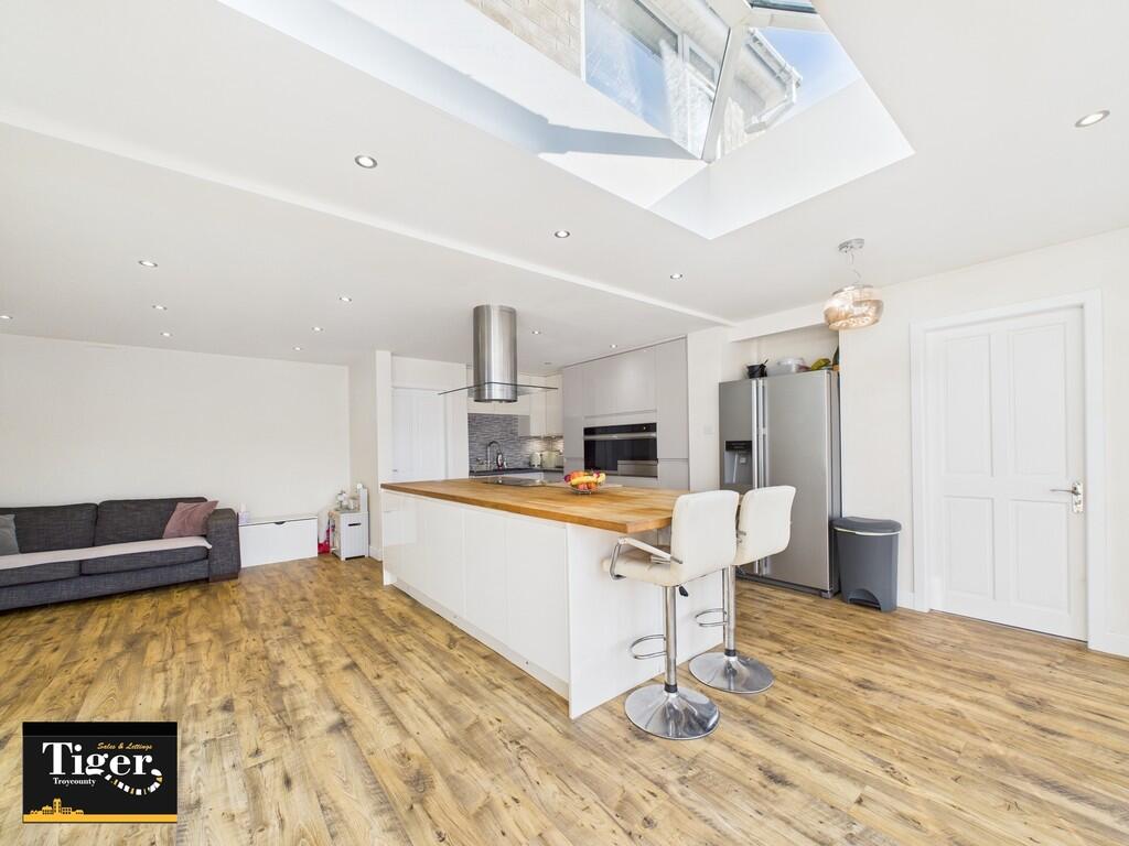 CAM02176G0-PR0523...