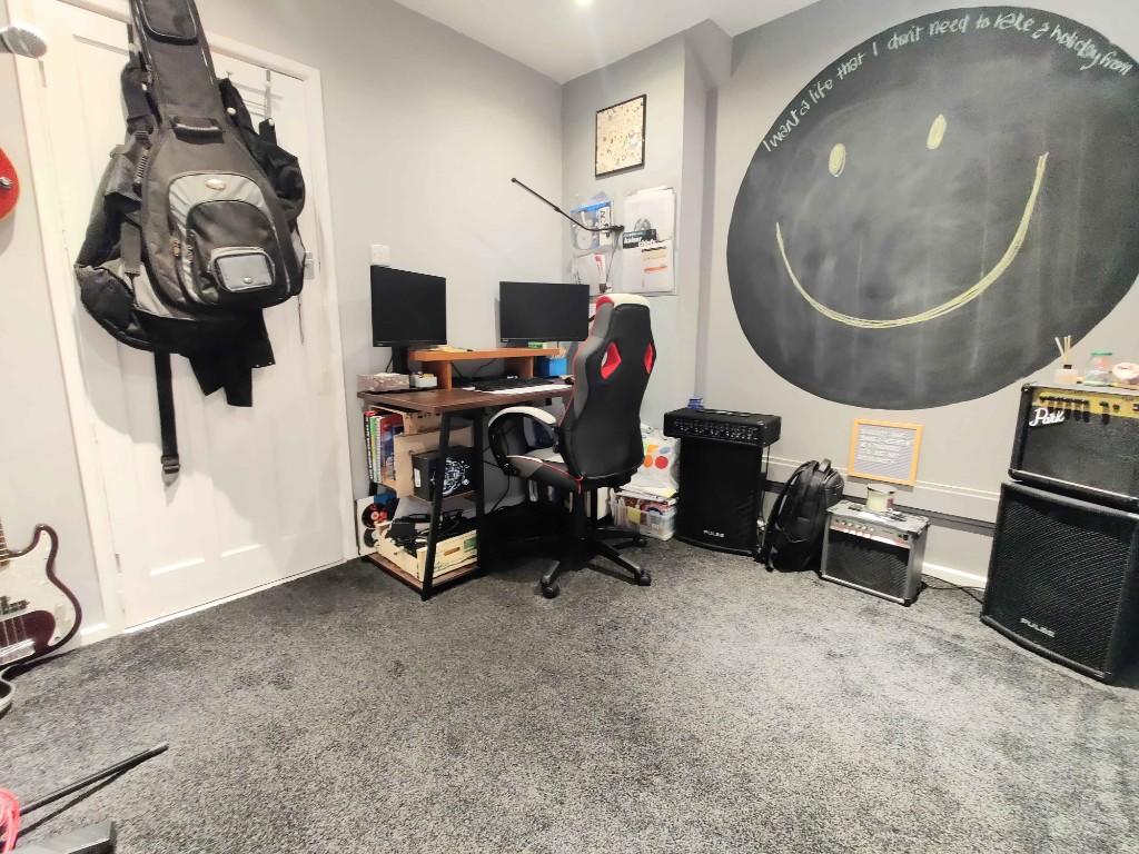 Office / Bedroom 5