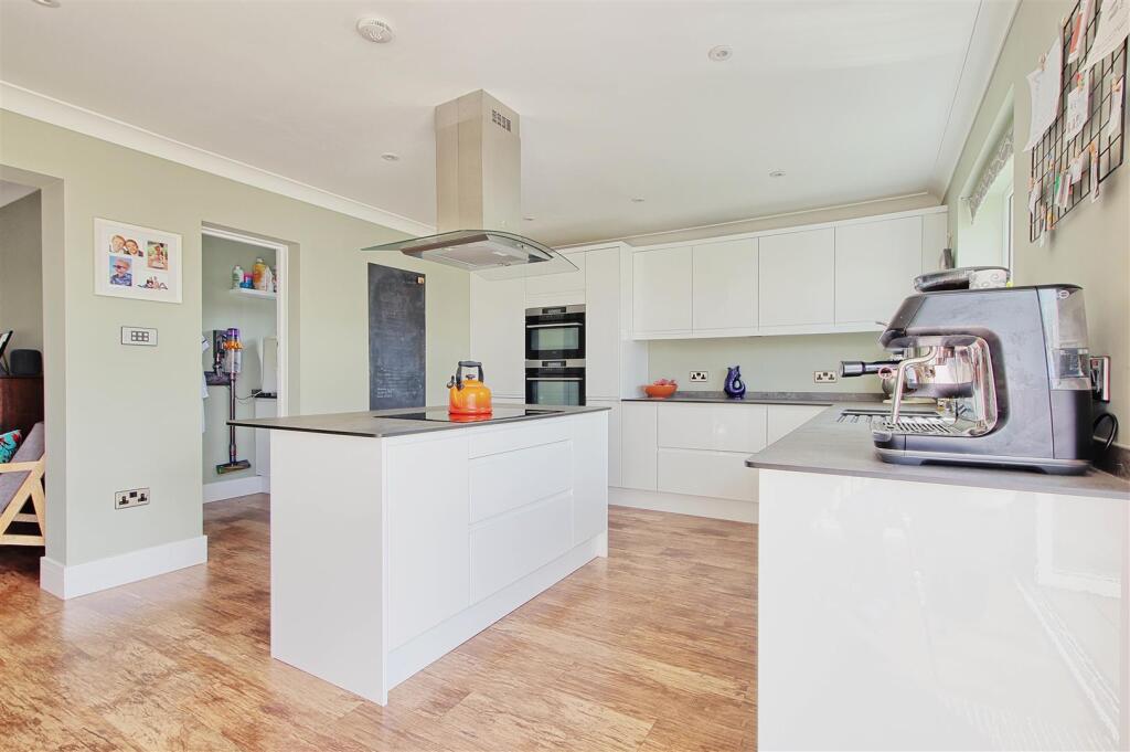 Kitchen 3.jpg
