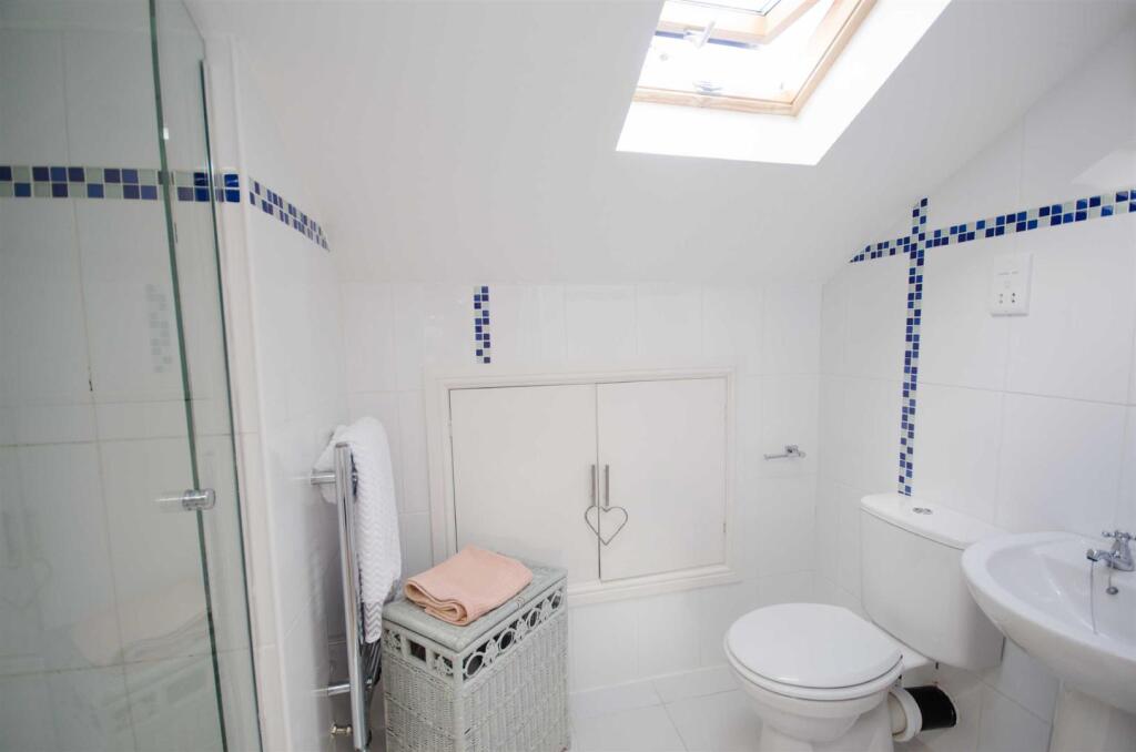 EN-SUITE SHOWER ROOM