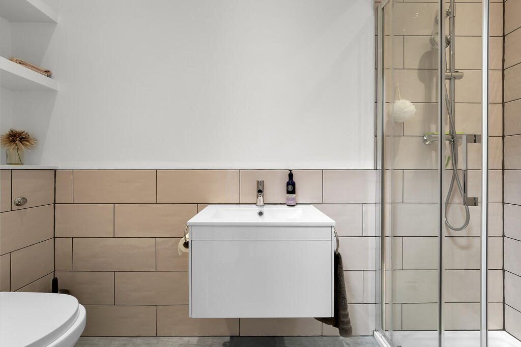 Downstairs shower...