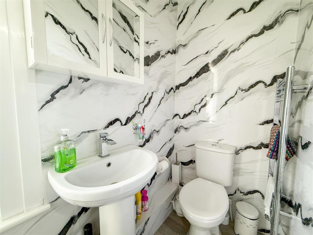 EN-SUITE SHOWER ROOM
