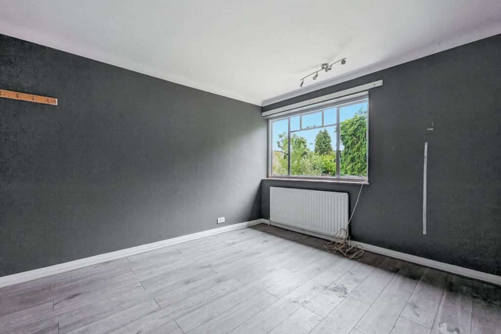 1 Farm Drive, Shirley, Croydon CR0 8HX