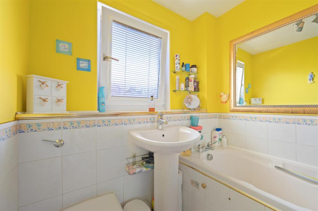 7 Fairley Court 022.JPG