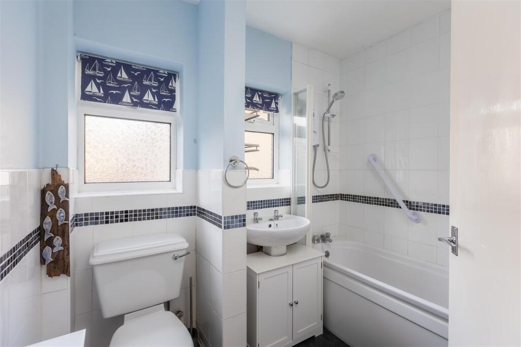 Station Road 38 Bathroom.jpg