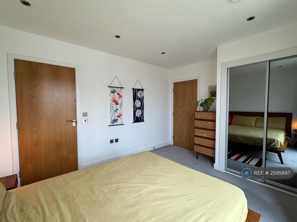 Bedroom 1 (Ensuite)