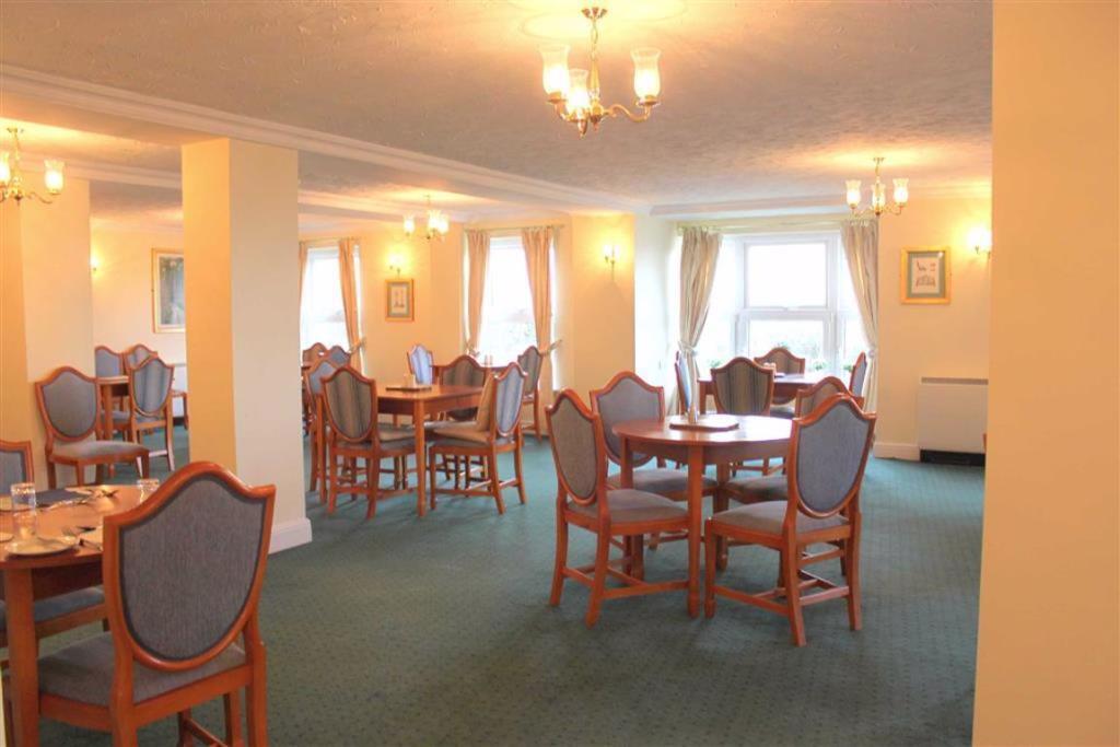 RESIDENTS DINING ROOM/RESTAURANT