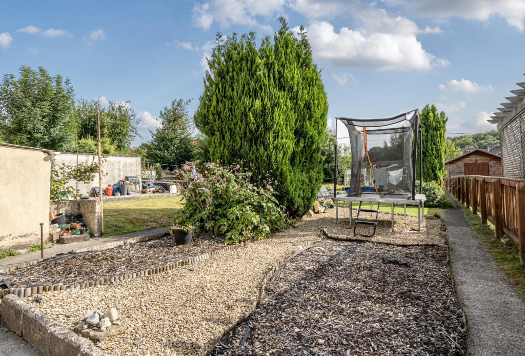 1316802-3-686799a...