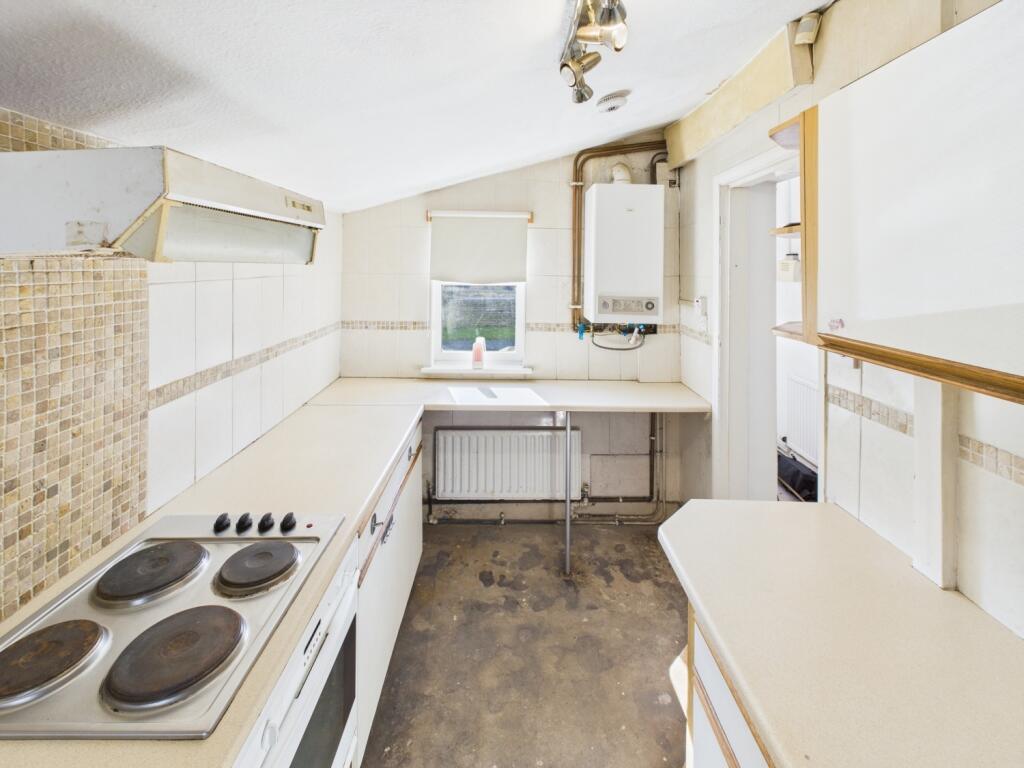 CAM04233G0-PR0015-STILL005