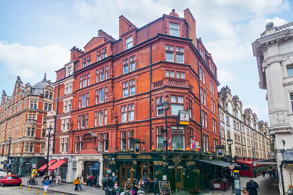 Charing_Cross_Man...