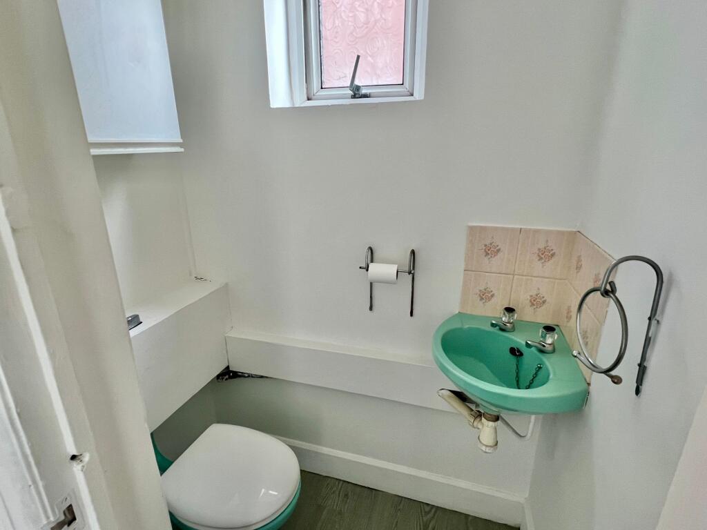 42 Belvedere Road cloakroom wc