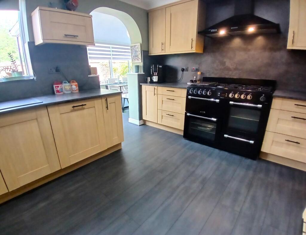 Kitchen 2.jpg