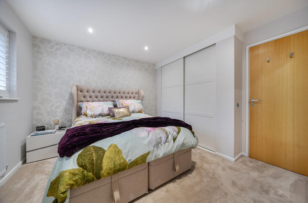 1374563-7-6904dd5...