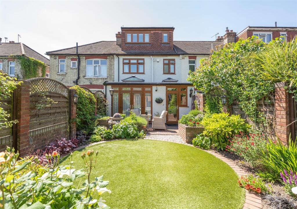 Cherrydown Avenue, E4