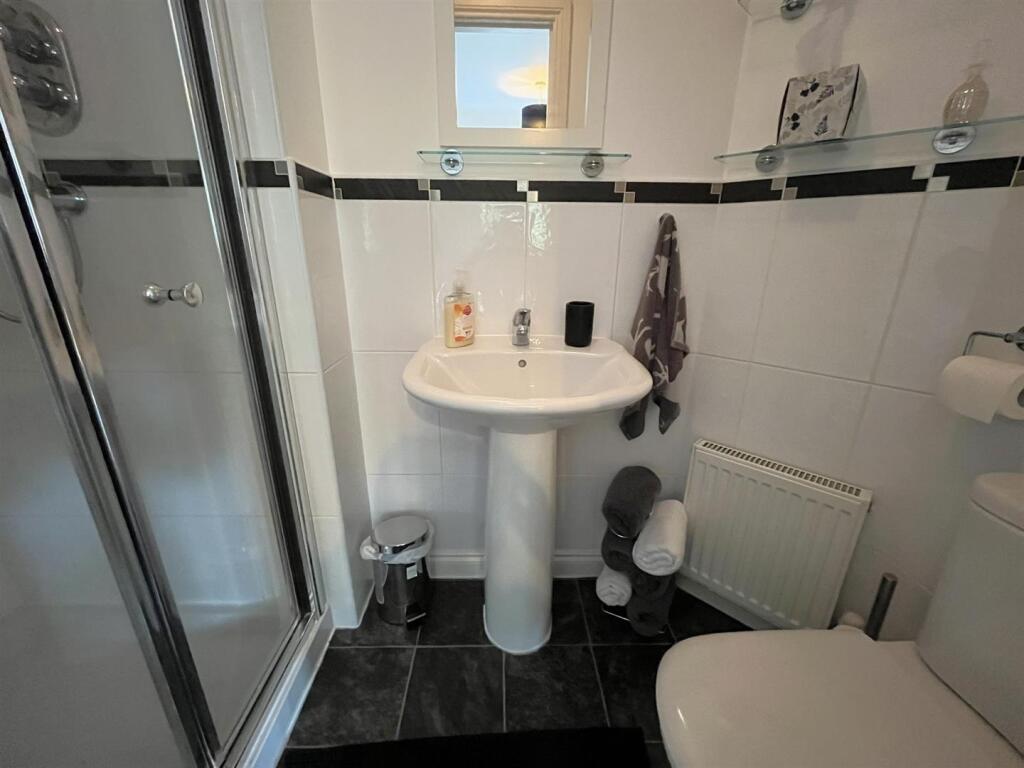 EN-SUITE SHOWER ROOM