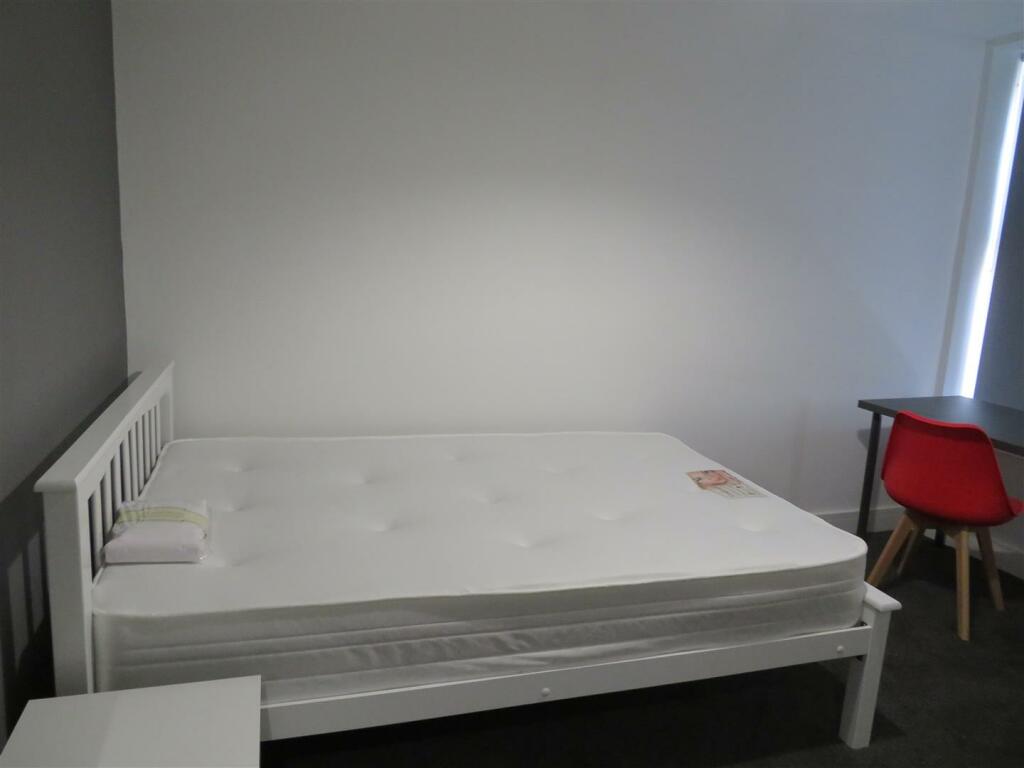 59 Manners Bed3.JPG