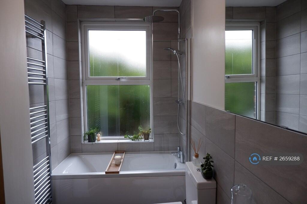 Bathroom (First Floor)