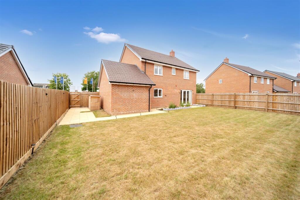 27 Thistledown Cresc-18.jpg