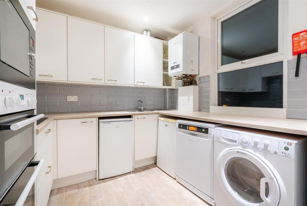 433 Glossop - kitchen