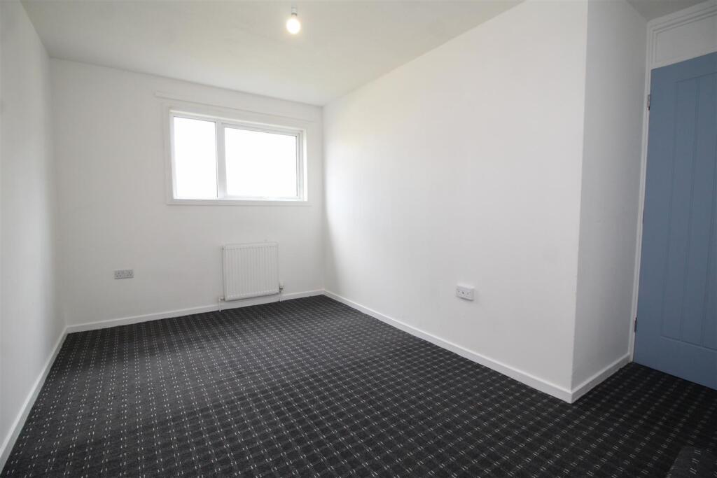 bedroom 1.JPG