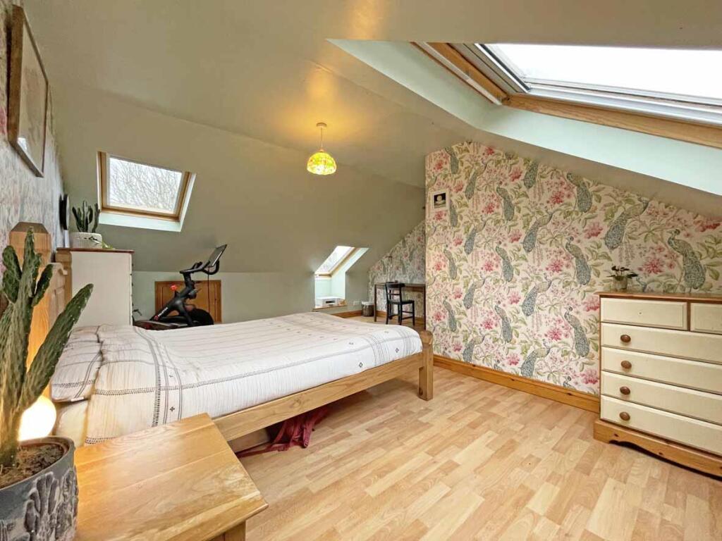 Edgecumbe Park Road 27 Bed 1..... Shot 2.jpg