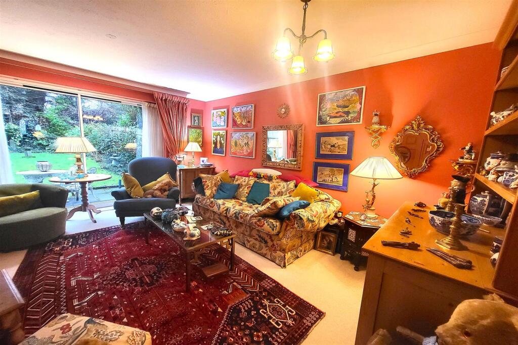 RECEPTION ROOM: PIC. 1