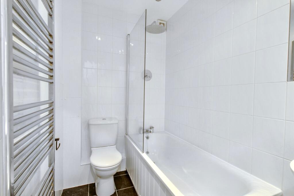 6.BATHROOM.jpg