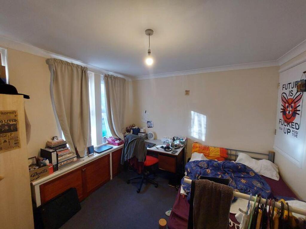 A cozy and inviting double bedroom with good na...