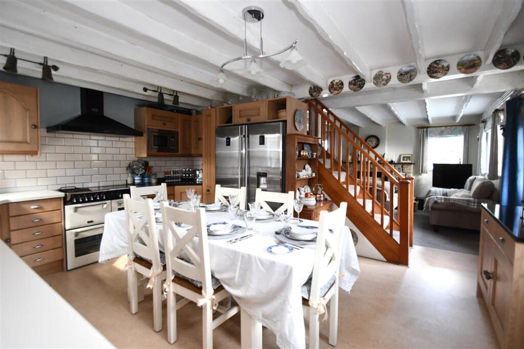 KITCHEN/DINING ROOM
