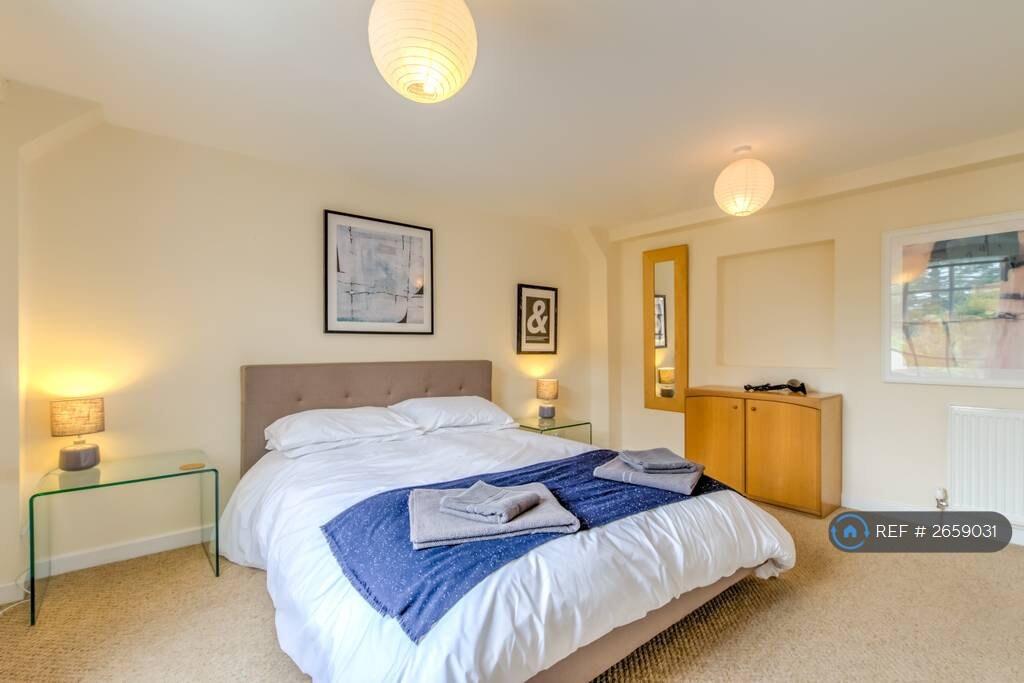 En Suite - Bedroom Three (Shark)