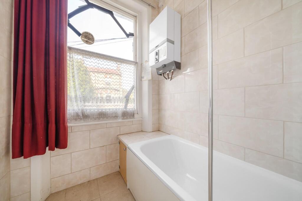 Bathroom 1st floor.jpg