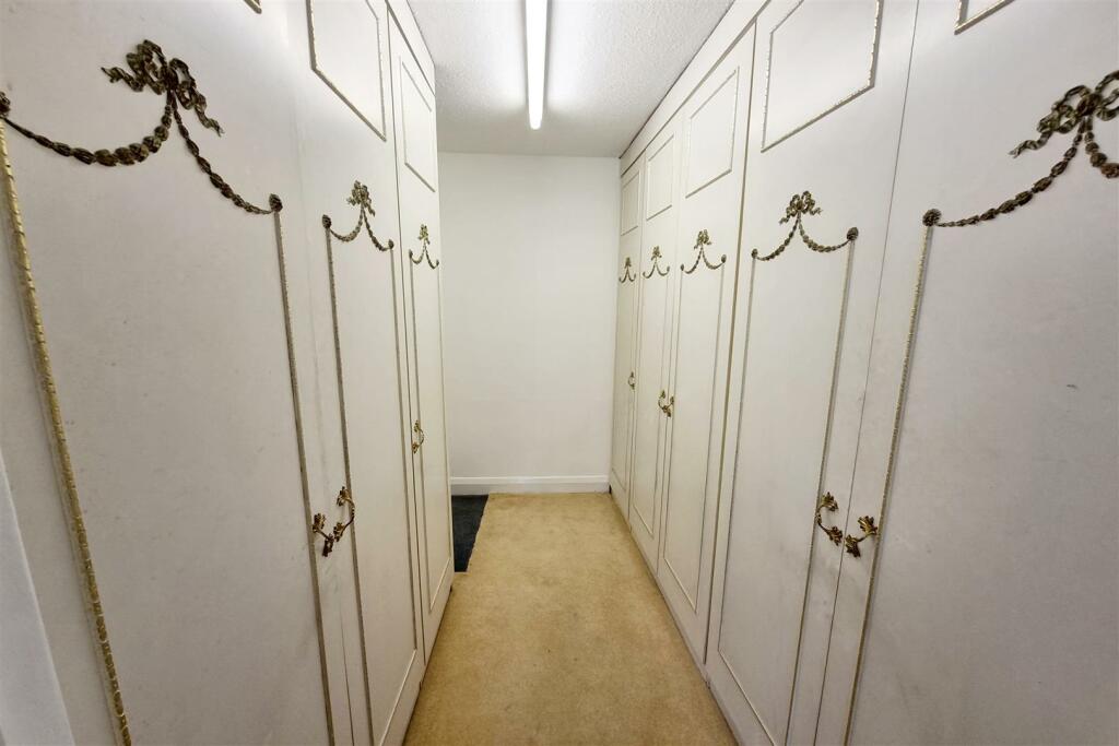 EN SUITE DRESSING ROOM: