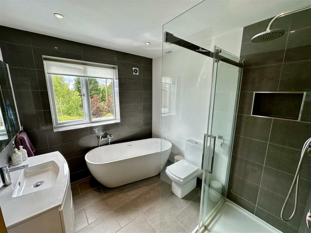 PRINCIPAL BATHROOM