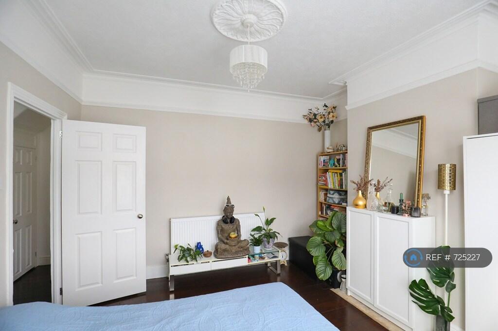 Large Double Bedroom With Space For Storage