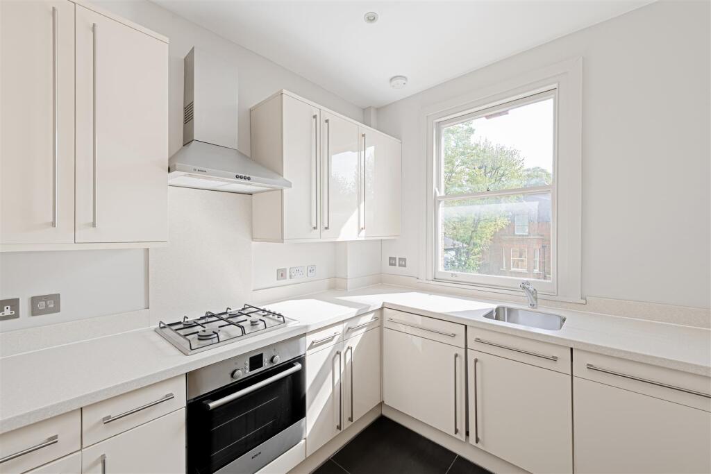 Flat 3, 35 Netherhall Gardens Hi-6.jpg