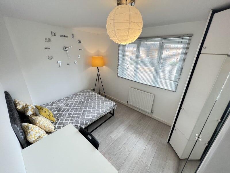 Bright and tidy single bedroom featuring a comf...