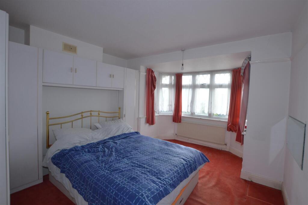 34 Whitton Dene Bed 1.JPG