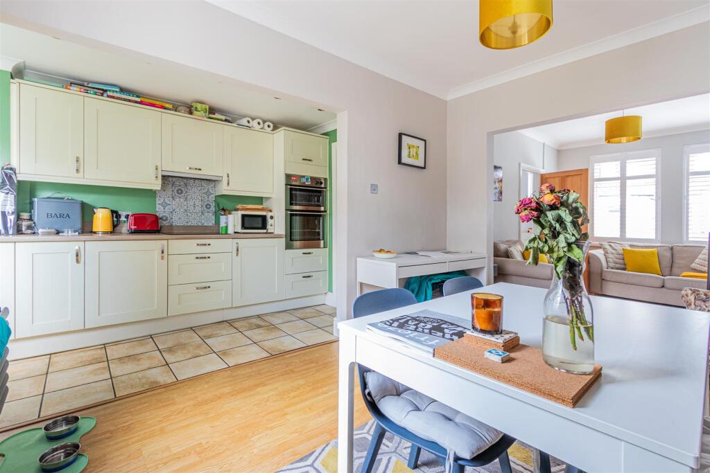 Hawthorn Road East 7-8.jpg