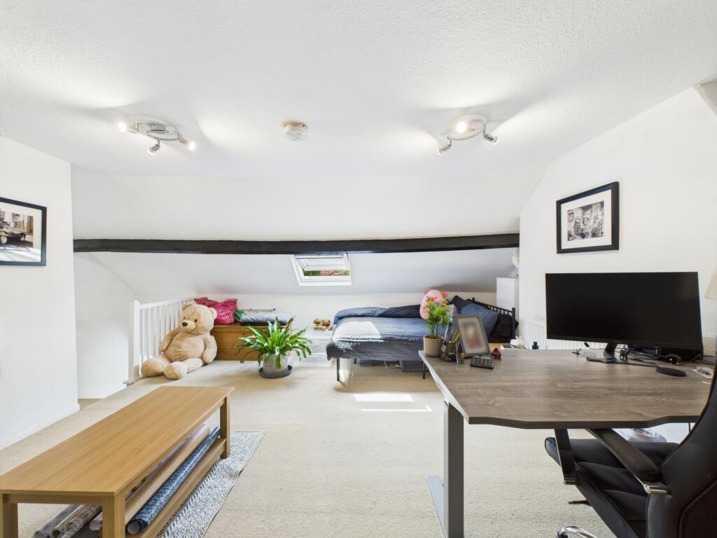 CAM02313G0-PR0087-STILL017